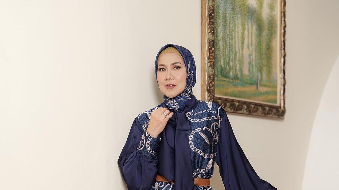 6 Potret Gaya Lady Boss ala Venna Melinda, Inspirasi Tampil Elegan