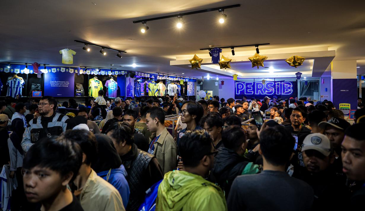 Suporter tim Maung Bandung memadati Persib Store di Kota Bandung, Jawa Barat, Sabtu (23/5/2026). (Bola.com/Bagaskara Lazuardi)