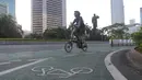 Warga bersepeda di kawasan Jalan Jenderal Sudirman, Jakarta, Minggu ( 25/7/2021). Sejumlah warga tetap beraktivitas olahraga meski Kota Jakarta masih dalam masa PPKM Level 4. (Liputan6.com/Helmi Fithriansyah)