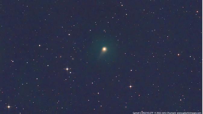 <p>Penampakan komet C/2022 E3 ZTF yang dijepret oleh John Chumack (Foto: Space).</p>