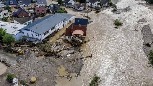 Rumah-rumah yang rusak akibat banjir meluap dari Sungai Ahr di Insul, Jerman barat, Kamis, 15 Juli 2021. (Foto AP/Michael Probst)
