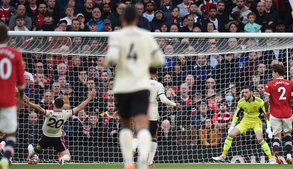 Tiga gol Mohamed Salah dicetak usai Liverpool mengungguli Manchester United 2-0 menjelang babak pertama usai, masing-masing lewat gol Naby Keita di menit ke-5 dan Diogo Jota di menit ke-14. (AFP/Oli Scarff)