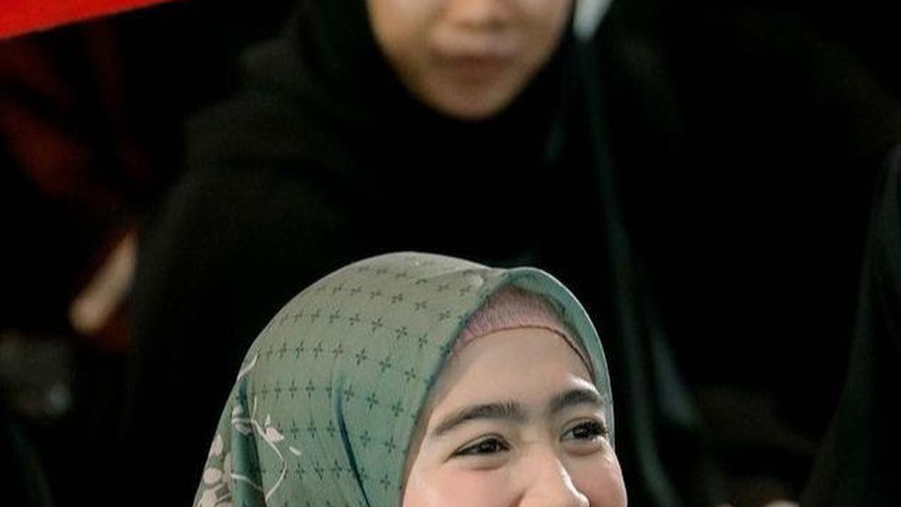 Baru Saja Selesai Umrah, Berikut ini 8 Potret Menawan Febby Rastanty Ketika Mengenakan Hijab