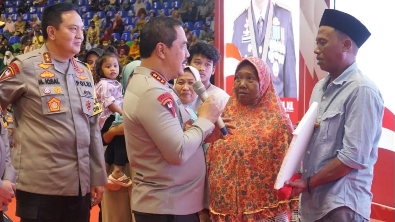 Agus terenyuh mendengar cerita dari Iwan. Dia mencoba menghibur Iwan agar tidak bersedih lagi sambil merangkulnya.<br>