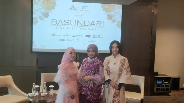 Kolaborasi desainer Ayu Dyah Andari dengan Batik Trusmi menghadirkan koleksi Basundari: Kala di Wedari.