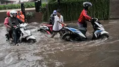 Pengendara mendorong kendaraanya yang mogok akibat menerobos banjir di kawasan Kemang, Jakarta Selatan, Rabu (26/4). Hujan deras yang menguyur kawasan Jakarta menyebabkan banjir di sejumlah kawasan. (Liputan6.com/Yoppy Renato)