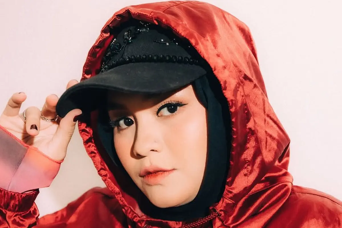 Jadi Ibu Satu Anak, Salma Salsabil Tampil Edgy dengan Paduan Hoodie dan Hijab