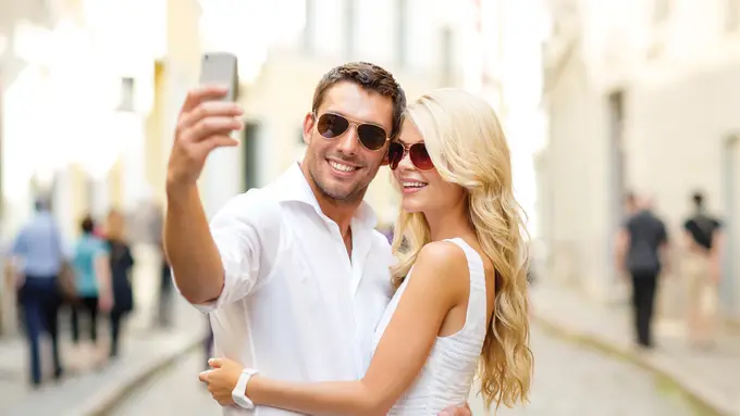 10 Alasan Mengapa Selalu Memposting Kemesraan di Sosmed