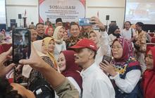 Saat Kepala LKPP Jadi Rebutan Emak-Emak yang Ingin Swafoto