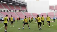 Para pemain Thailand melakukan rondo saat latihan di Stadion Rajamangala, Bangkok, Jumat (16/11). Latihan ini persiapan jelang laga Piala AFF 2018 melawan Timnas Indonesia. (Bola.com/M. Iqbal Ichsan)