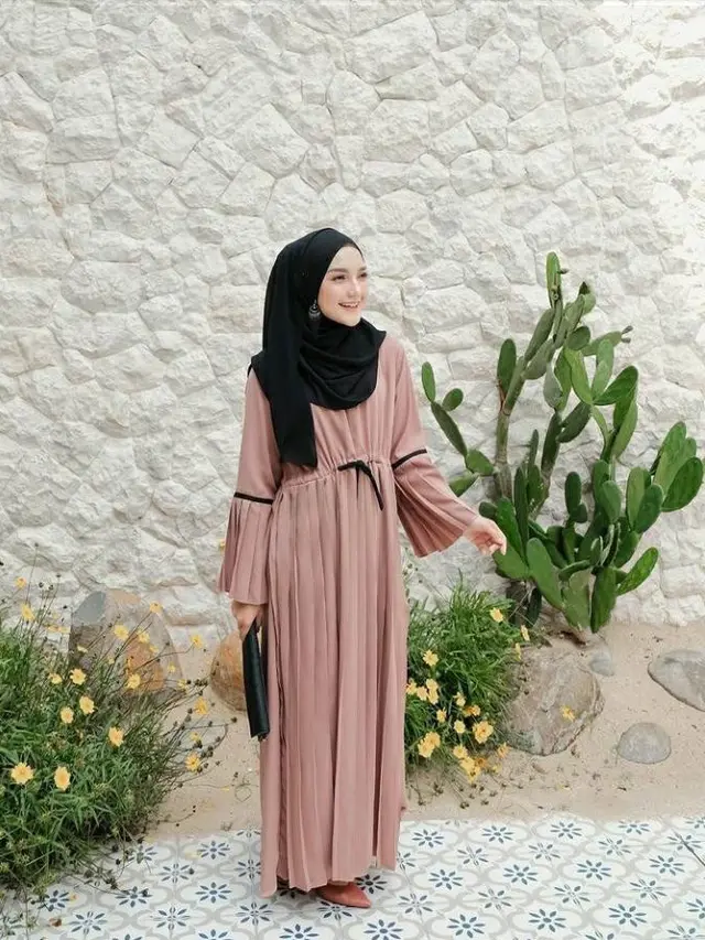 6 Gaya Hijab ala Reistha Dhita Putri, Modis dengan Gamis