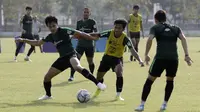 Pemain Timnas Indonesia U-23, Muhammad Luthfi, berebut bola saat latihan di Lapangan G, Senayan, Rabu (6/11). Jelang SEA Games 2019, Timnas Indonesia U-23 terus pertajam transisi pemain. (Bola.com/Yoppy Renato)