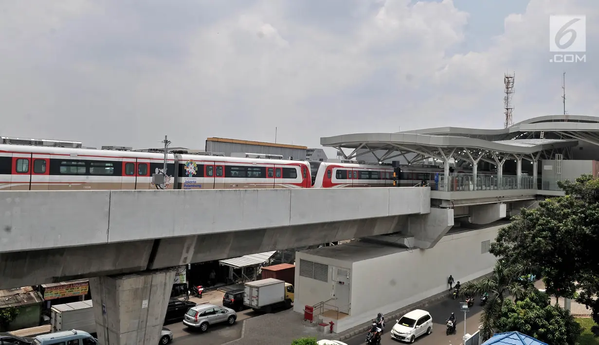 Rangkaian kereta LRT rute Kelapa Gading-Velodrome saat melakukan uji coba dari Stasiun Velodrome, Jakarta, Senin (25/2). Rencana pengoperasian LRT fase 1 rute Kelapa Gading-Velodrome kembali ditunda hingga akhir Maret 2019. (Merdeka.com/Iqbal S Nugroho)