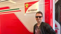 Juara dunia MotoGP tiga kali, Jorge Lorenzo, berpose di paddock Ferrari pada sela-sela F1 GP Monako, Sabtu (27/5/2017). (Bola.com/Twitter/lorenzo99)