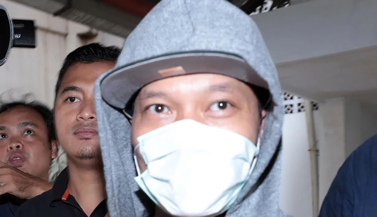 Iwa K tengah menjalani proses asesment hukum di ruang Balai Laboratorium Narkoba BNN. Belum diketahui hasilnya, hal itu bisa menentukan apakah Iwa K mendapatkan izin untuk di rehabilitasi. (Deki Prayoga/Bintang.com)