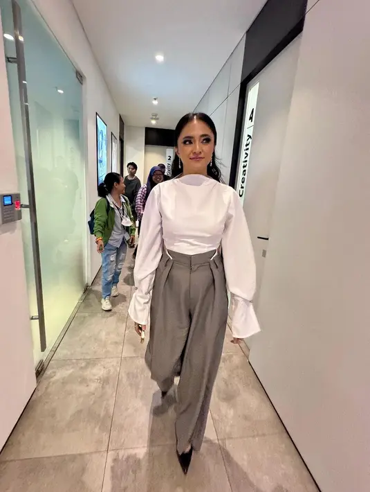 Atasan putih ini padukan dengan celana sleek abu-abu dan heels hitam. [@marshanda99]