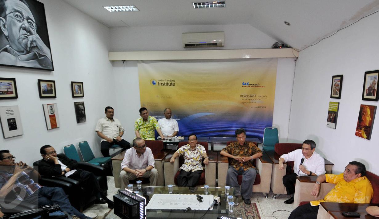 Suasana pertemuan Eksponen Pengurus DPP dan Eksponen Dewan Pertimbangan Partai Golkar dengan Akbar Tandjung, Jakarta, Kamis (7/1/2016). (Liputan6.com/Johan Tallo)