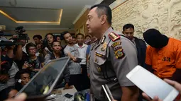 Sejumlah wartawan mendengarkan penjelasan pihak kepolisian terkait kasus pembunuhan pasutri Jepang di kantor Polisi Bali, Denpasar (18/9). Motif tersangka membunuh dan membakar pasutri karena terlilit utang sebesar Rp 10 juta. (AFP Photo/Sonny Tumbelaka)