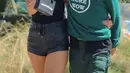 Dengan memakai pakaian minim warna hitam, pelantun lagu 'New Rules' ini terlihat begitu romantis dengan melingkarkan tangan ke tubuh Anwar Hadid. Keduanya terlihat tak ragu lagi untuk pamer kemesraan ke publik. (Liputan6.com/IG/@duadiares2)