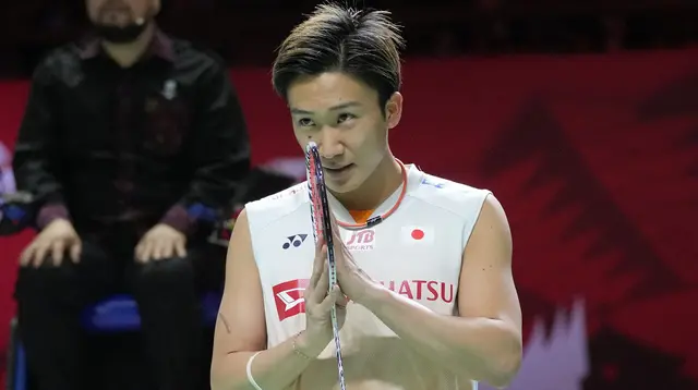 Pebulu tangkis tunggal putra andalan Jepang, Kento Momota memutuskan mundur dari turnamen usai mengalami cedera punggung saat melawan wakil India, Lakshya Sen. Momota bahkan tak mampu melihat shuttlecock saat melakukan pukulan backhand. (AP/Dita Alangkara)