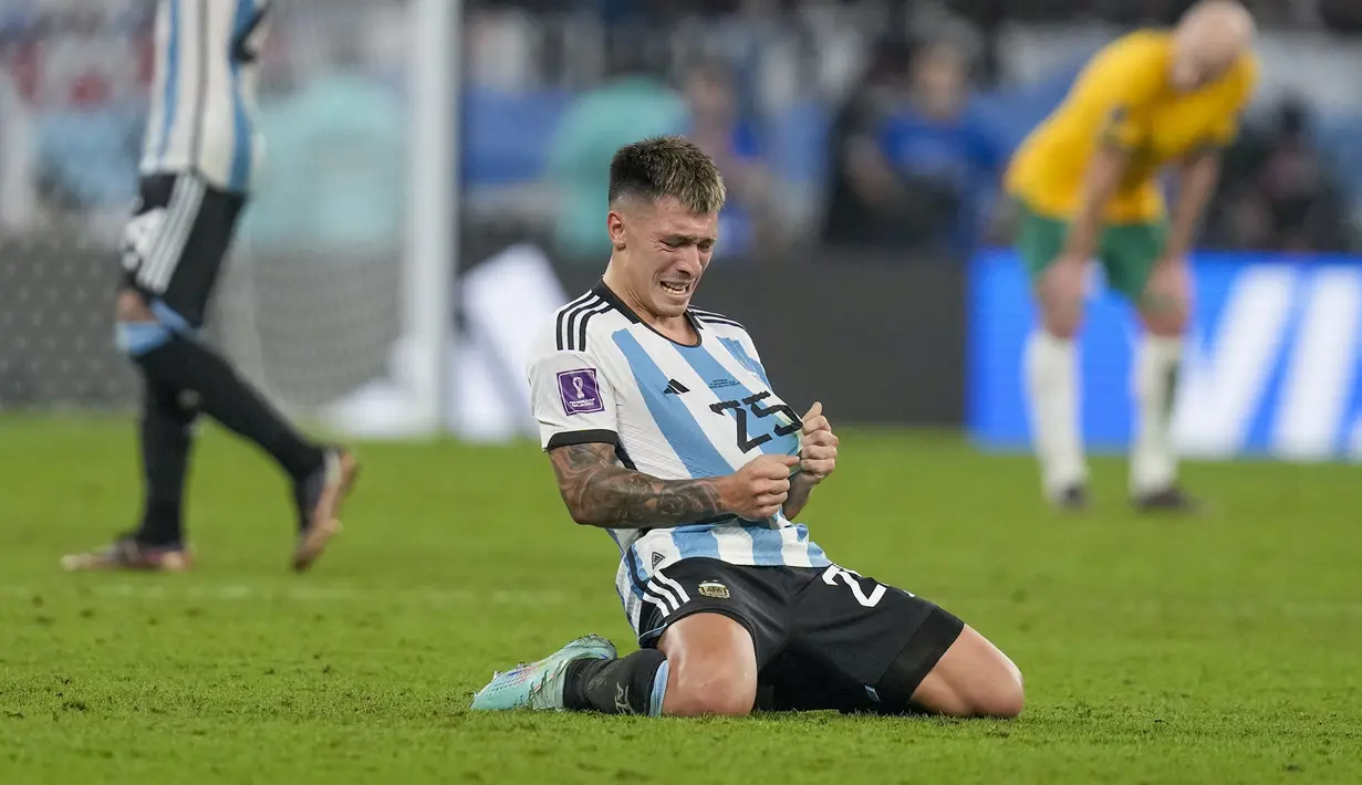 Lisandro Martinez di Piala Dunia 2022. Bek tengah Argentina berusia 24 tahun yang baru memperkuat Manchester United pada awal musim 2022/2023 ini masuk dalam skuad Argentina di Piala Dunia 2022 Qatar yang menjadi Piala Dunia pertamanya. Menjalani debut Piala Dunianya di Qatar, Lisandro Martinez hanya absen 1 kali pada laga pamungkas fase grup menghadapi Polandia. Besar kemungkinan ia juga akan kembali dimainkan menghadapi Prancis di partai final Piala Dunia 2022. (AP Photo/Thanassis Stavrakis)
