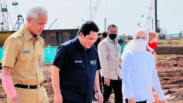 Menteri BUMN Erick Thohir dan Gubernur Jateng Ganjar Pranowo saat mendampingi Presiden Jokowi di Batang. (Laily Rachev/Biro Pers Sekretariat Presiden)