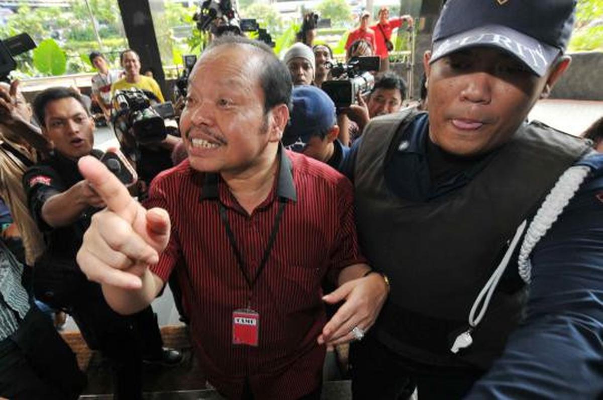 Wakil Ketua Fraksi Demokrat  Sutan Bhatoegana  memberikan keterangna k 