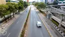 Arus lalulintas di jalan protokol terlihat sepi di kawasan Kuningan, Jakarta, Kamis (16/7/2015). H-1 jelang Lebaran, situasi Ibukota Jakarta sudah sepi ditinggal warganya yang mudik ke kampung halaman. (Liputan6.com/Faizal Fanani)