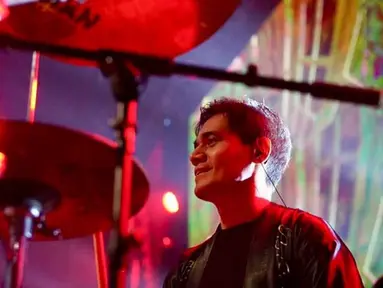 Sosok Tyo Nugros tentu sudah tidak asing lagi di belantika musik Tanah Air. Ia adalah mantan personel band Dewa 19 yang mendapat julukan sebagai drummer terganteng di Indonesia. (FOTO: instagram.com/realnugros/)