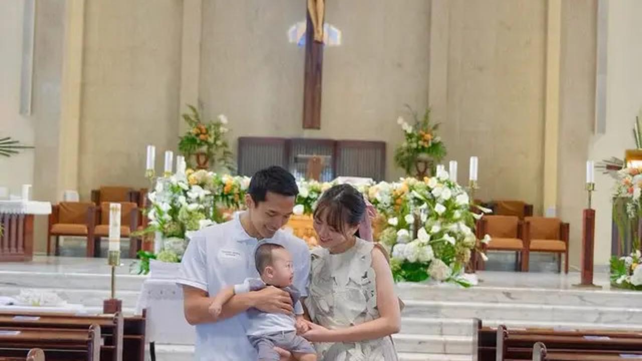 6 Potret Jayden Anak Jonatan Christie dan Shanju Dibaptis, Anteng Digendong Ayah
