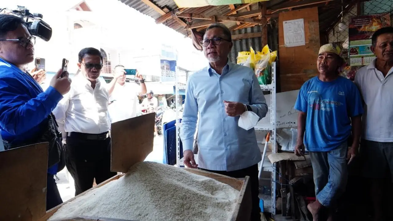 Menteri Perdagangan (Mendag) Zulkifli Hasan berkeliling di Pasar Baru Mamuju Sulawesi Barat pada Rabu (20/12/2023). (Dok Kemendag)