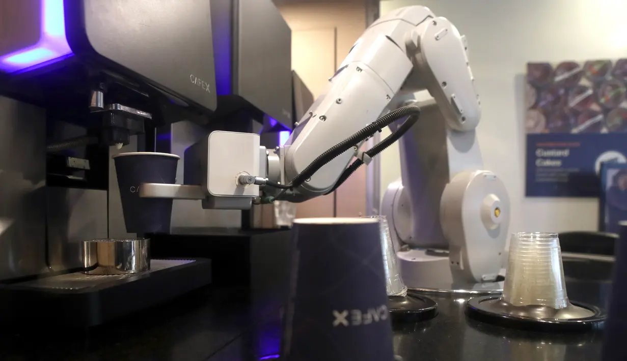 Robot barista membuat kopi di Cafe X, San Francisco, California, AS, Selasa (12/2). Cafe X merupakan salah satu dari beberapa perusahaan layanan makanan yang menggunakan robot. (Justin Sullivan/Getty Images/AFP)