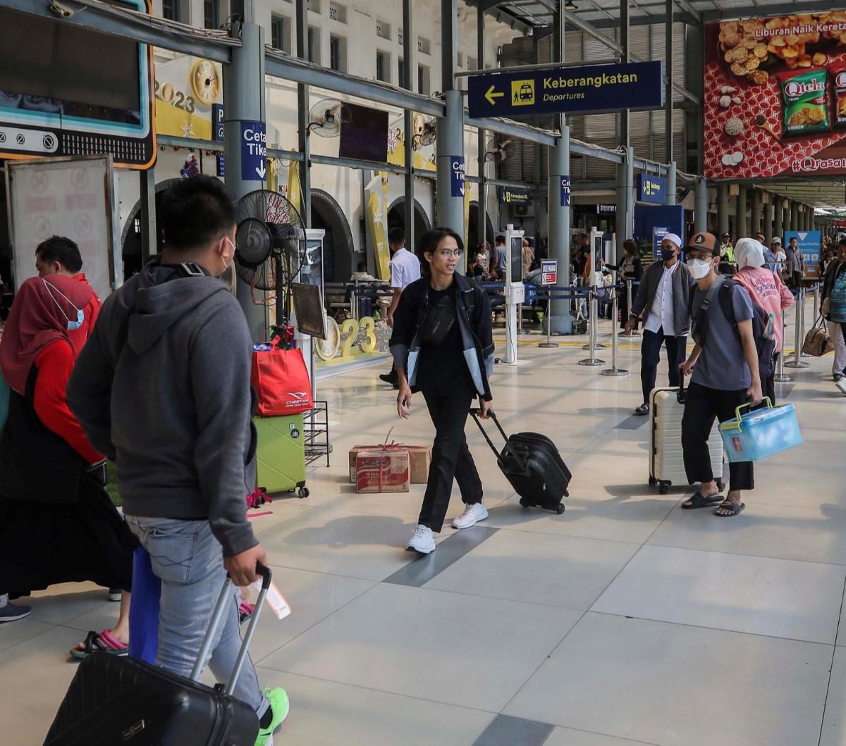 Calon penumpang Kereta Api mulai memadati Stasiun Pasar Senen, Jakarta, Kamis (21/12/2023). <br><br>Ribuan penumpang mulai melakukan perjalanan mudik ke kampung halaman menjelang libur Natal 2023 dan Tahun Baru 2024.<br><br><br>