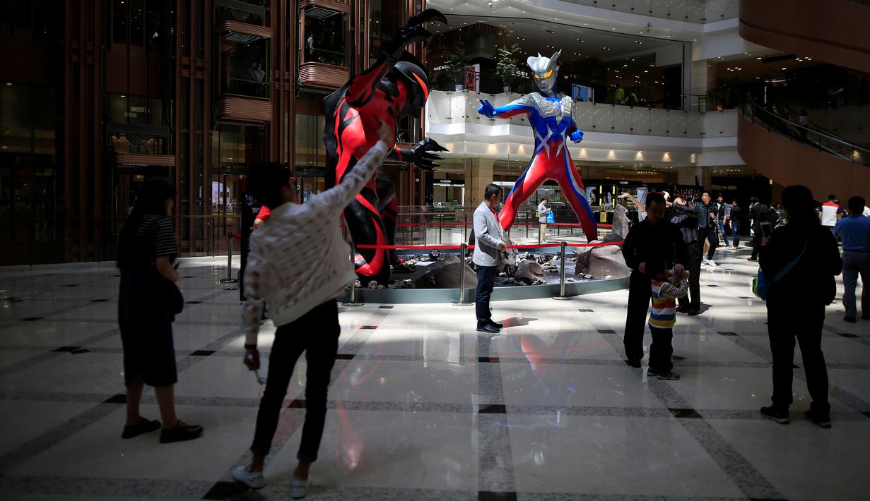 Dua buah patung Ultraman setinggi lima meter dipamerkan di pusat perbelanjaan di Shanghai, China, Selasa (3/5/2016). Patung tersebut merupakan bagian dari pameran untuk memperingati ulang tahun Ultraman ke-50. (REUTERS/Aly Song)