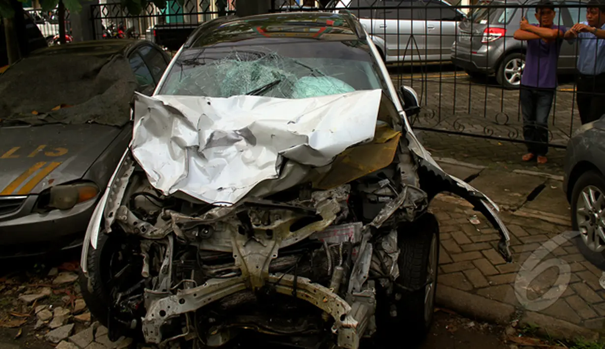 Mobil Mitsubishi Outlander yang mengalami kecelakaan di kawasan Pondok Indah terlihat rusak parah pada bagian depan, Polres Jakarta Selatan, Rabu (21/1/2015). (Liputan6.com/Faisal R Syam)