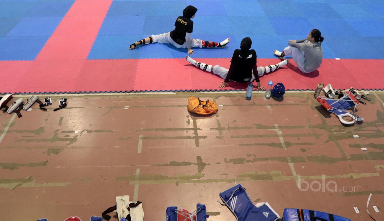 Para atlet Taekwondo Indonesia bersantai sejenak usai berlatih di GOR Popki, Cibubur (13/7/2017). (Bola.com/Nicklas Hanoatubun)