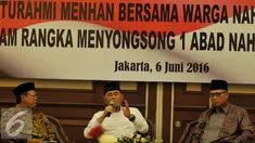 Menteri Pertahanan (Menhan) Ryamizard Ryacudu (tengah) menghadiri silaturahmi bersama warga Nahdlatul Ulama (NU) di Kementerian Pertahanan, Jakarta, Senin (6/6). Acara tersebut dalam rangka menyongsong 1 Abad Nahdlatul Ulama.(Liputan6.com/Johan Tallo)