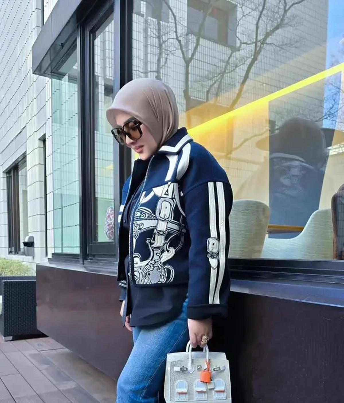 10 Inspirasi Padu Padan Atasan Hitam ala Syahrini, Tampil Menawan di Berbagai Kesempatan