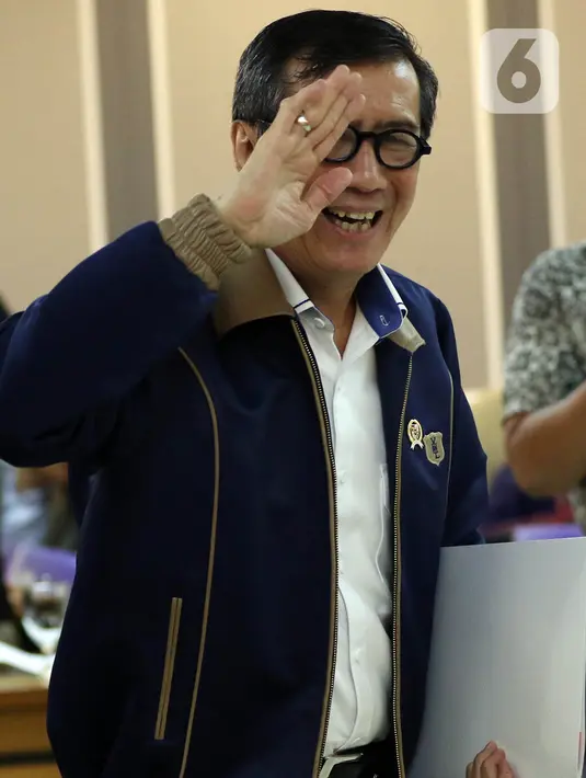 Menkumham Yasonna Laoly bersiap menyerahkan berks kepada Badan Legislasi (Baleg) DPR dalam rapat kerja di Kompleks Parlemen, Senayan, Kamis (16/1/2020). Baleg DPR membuka peluang mengurangi jumlah RUU program legislasi nasional (prolegnas) prioritas tahun 2020-2021. (Liputan6.com/Johan Tallo)