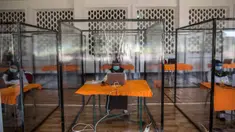 Peserta dengan hasil "rapid test" reaktif mengikuti ujian Seleksi Kompetensi Bidang (SKB) di bilik khusus di Surabaya, Selasa (22/9/2020). Badan Kepegawaian Daerah (BKD) Kota Surabaya menggelar ujian SKB yang diikuti 1.142 peserta CPNS dengan protokol COVID-19 secara ketat. (Juni Kriswanto/AFP)