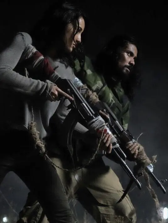 Ekspresi gahar di wajah Julie dan Chicco menandakan keduanya berada di suasana yang serius dan tengah menghadapi serangan. (Instagram/thewanyihp)