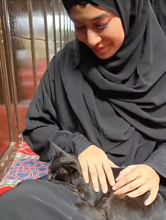 Momen sederhana ini kembali menunjukkan sisi lembut Dian Sastrowardoyo sebagai pribadi yang penuh kasih. Di tengah perjalanan ibadahnya, ia tetap menyempatkan diri berbagi kasih sayang dengan makhluk kecil yang menghampirinya. Kehangatan interaksi itu pun sukses membuat banyak orang gemas dan terinspirasi. (Liputan6.com/IG/@therealdisastr)