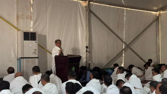 Anggota Amirulhaj KH Ahmad Said Asrori menyampaikan pesan tentang pentingnya meneguhkan persaudaraan dan semangat kebangsaan. Pesan ini diurai Katib Am Syuriah PBNU saat Khutbah Wukuf Arafah di tenda Misi Haji Indonesia. (Foto: Humas Kemenag))