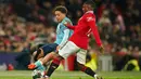 Pemain Manchester United Tyrell Malacia menantang pemain Burnley Manuel Benson pada pertandingan sepak bola putaran keempat Piala Liga Inggris di Old Trafford, Manchester, Inggris, 21 Desember 2022. (AP Photo/Dave Thompson)