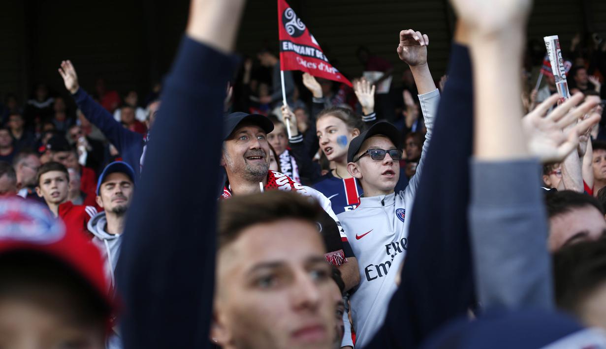 Aksi Suporters PSG saat mendukung timnya pada laga Ligue 1 Prancis melawan Guingamp di the Roudourou stadium, Guingamp, (13/8/2017). PSG menang 3-0. (AP/Kamil Zihnioglu)