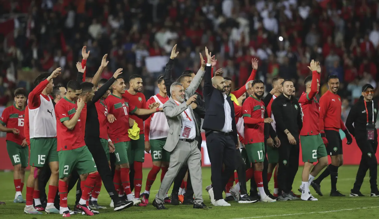 Pemain Maroko merayakan kemenangan atas Brasil pada laga uji coba FIFA Matchday di Grand Stade de Tanger, Tangier, Minggu (26/3/2023). Maroko menang dengan skor 2-1. (AP Photo/Mosa'ab Elshamy)