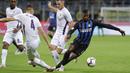 Penyerang Inter Milan, Keita Balde, berusaha melewati pemain Fiorentina pada laga Serie A Italia di Stadion Giuseppe Meazza, Rabu (26/9/2018). Inter Milan menang 2-1 atas Fiorentina. (AP/Luca Bruno)