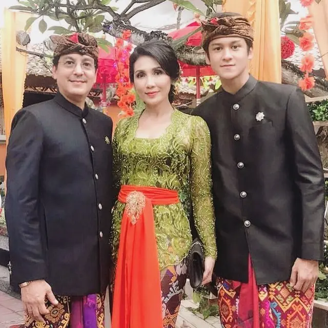 7 Potret Antonio Blanco Jr Bersama Keluarga, Tampil Kompak Dalam Busana Bali