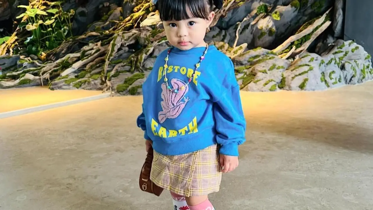 Momen Kelakuan Lucu Ameena Pinjam Ponsel Ayahnya, Ternyata Dipakai untuk Foto Boneka Bayi