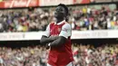 Gelandang Arsenal, Bukayo Saka berselebrasi usai mencetak gol ke gawang Liverpool pada pertandingan lanjutan Liga Inggris di Stadion Emirates di London, Minggu (9/10/2022). Saka mencetak dua gol dan mengantar Arsenal menang tipis atas Liverpool dengan skor 3-2. (AP Photo/Rui Vieira)